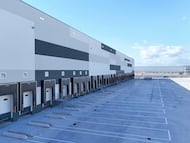 Foto de archivo de una nave logística.