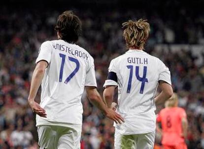 Van Nistelrooy y Guti corren hacia el centro del campo tras uno de los goles del Madrid al Sevilla el domingo pasado.