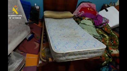 Habitación en la que dormía el hombre que estuvo 20 años sin tener contacto con su familia.