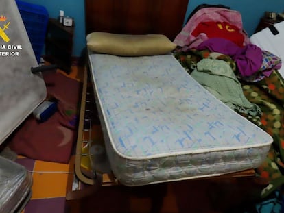 Habitación en la que dormía el hombre que estuvo 20 años sin tener contacto con su familia.