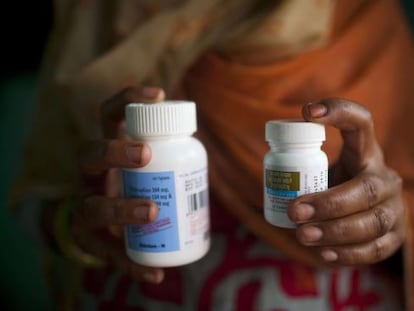 Una mujer en India muestra su tratamiento antirretroviral contra el VIH-Sida.