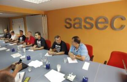 La dirección y el comité de empresa de la planta de Tenneco en Gijón durante la reunión que han mantenido hoy en la sede del Servicio Asturiano de Solución Extrajudicial de Conflictos (SASEC).