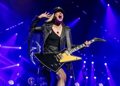 La estadounidense Lzzy Hale, del grupo Halestorm, actuando en diciembre de 2021 en Detroit.