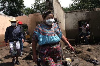 La premio Nobel de la Paz Rigoberta Menchú, visita el martes Panabaj, en Guatemala.