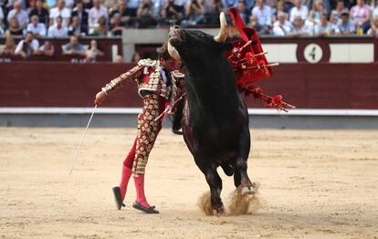 El Juli, en un pase de pecho a su segundo toro.