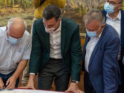 El presidente del Gobierno, Pedro Sánchez (en el centro), durante una reunión para valorar los daños del volcán.