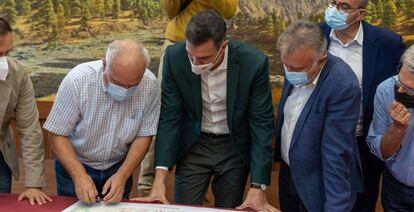 El presidente del Gobierno, Pedro Sánchez (en el centro), durante una reunión para valorar los daños del volcán.