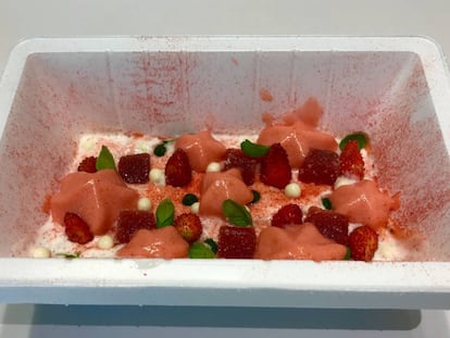 Kimchi de fresas, helado de vainilla, chocolate blanco y fresitas de bosque / Capel