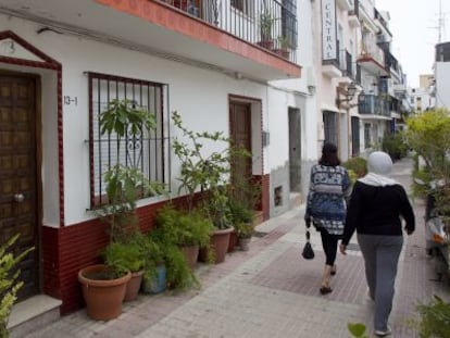 Dos mujeres caminan frente a la casa del menor fallecido. 
