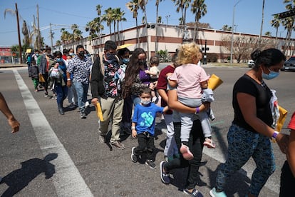Un grupo de migrantes es trasladado a un albergue tras el proceso de registro en McAllen, Texas, en abril de 2021.