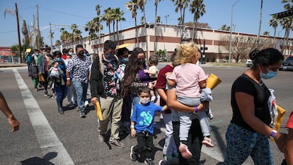 Un grupo de migrantes es trasladado a un albergue tras el proceso de registro en McAllen, Texas, en abril de 2021.