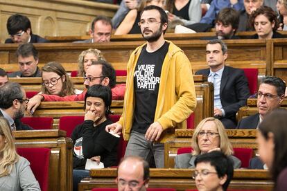 "Viure vol dir prendre partit", es podia llegir a la samarreta del diputat de la CUP Albert Botran.