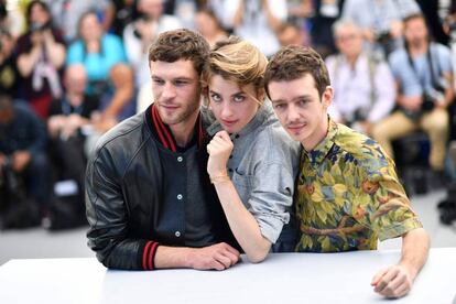 El actor francés Arnaud Valois, la actriz francesa Adele Haenel y el actor argentino Nahuel Pérez Biscayart durante el photocall '120 golpes por minuto' en la 70ª edición del Festival de Cine de Cannes en Cannes , sur de Francia.