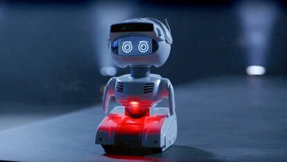 Misty II es un robot con una altura similar al de un animal doméstico capaz de comunicarse con sus interlocutores humanos.