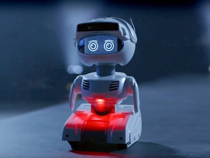 Misty II es un robot con una altura similar al de un animal doméstico capaz de comunicarse con sus interlocutores humanos.