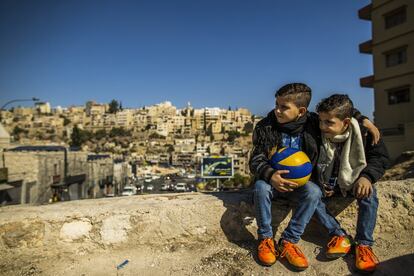 Zakaria, de 7 años, rodea con el brazo a su hermano Hamza, de 6. Estos dos niños refugiados sirios viven en Amán (Jordania). El mayor nació en Siria, el menor ya lo hizo en Jordania. Sus padres son originarios de Alepo.