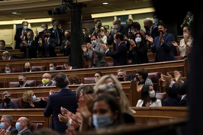 Diputados del PP y Vox dirigen sus aplausos a los dos parlamentarios de UPN, que votaron no a la reforma en contra de las directrices de su partido.