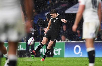 El neozelandés Beauden Barrett golpea durante un partido con lo All Blacks.