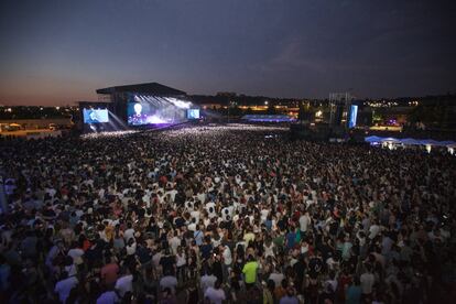 Anoche, la noche del 23 de junio, a punto de que la noche entrara del todo, se encendió el escenario de la Caja Mágica y las pantallas laterales que lo acompañaban, la imagen fue impactante incluso para los que estaban allí. Las cámaras insertadas en las grúas enfocaron hacia la explanada del recinto: no había huecos, 38.000 personas copaban cada centímetro. No era un festival, ni Iron Maiden, ni los Rolling —momentos en los que una masa como aquella podrían haber sido menos sobrecogedora—, aquella multitud estaba allí para ver a Vetusta Morla.