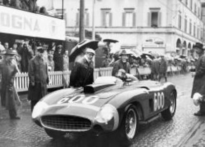 El pentacampeón mundial de F1 Juan Manuel Fangio al volante del 290 MM, en la Mille Miglia de 1956.