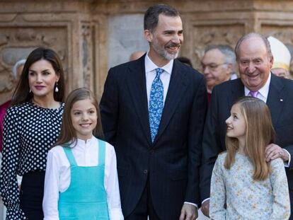 Felipe VI, con su padre y sus hijas