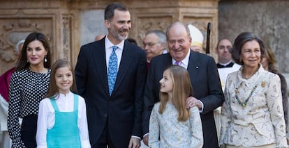 Felipe VI, con su padre y sus hijas