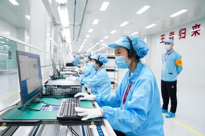 Empleados de la fábrica de ordenadores de la empresa China Greatwall Technology Group Co, el pasado 10 de julio en Taiyuan, China.