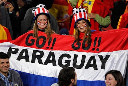 Seguidoras paraguayas animan a su selección antes de inicio del partido de cuartos contra España.