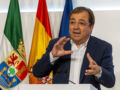 El presidente en funciones de la Junta de Extremadura, Guillermo Fernández Vara, en rueda de prensa tras la reunión del Consejo de Gobierno, este miércoles.
