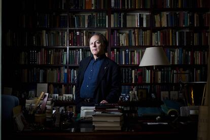 Javier Marías, en su casa en marzo.
