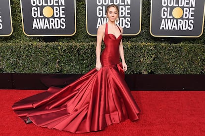 Holly Taylor, de The Americans, apostó todo al rojo con un espectacular vestido con cola.