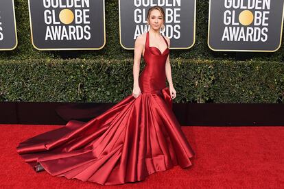 Holly Taylor, de The Americans, apostó todo al rojo con un espectacular vestido con cola.