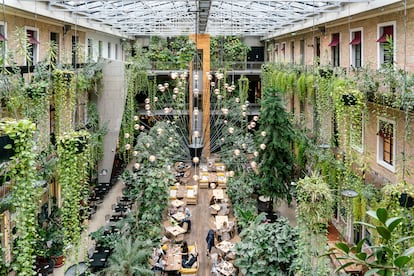 Interior del restaurante sostenible Twentysix de Budapest, cuyo lema es 'No Waste Food' (comida sin desperdicio).