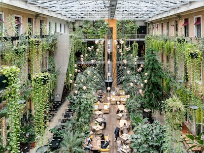 Interior del restaurante sostenible Twentysix de Budapest, cuyo lema es 'No Waste Food' (comida sin desperdicio).