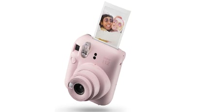 Gift for the latest Mother's Day: Chamber that takes the photographs instantly.