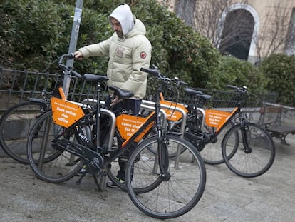 Un usuario del nuevo sistema de bicicletas compartidas Donkey Republic.
