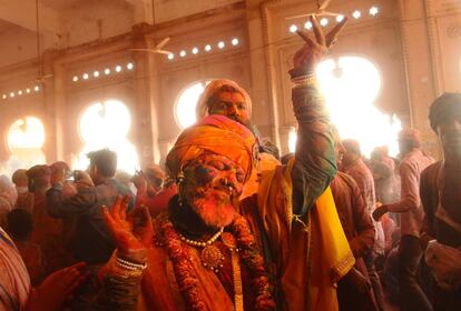Los devotos hindúes bailan mientras les lanzan polvos de colores en Ladali, o templo de Radha, en la legendaria ciudad natal de Radha, consorte del dios hindú Krishna, durante el Lathmar holi, en Barsana, a 115 kilómetros de Nueva Delhi, India. Durante el Lathmar Holi las mujeres de Barsana golpean con palos de madera a los hombres de Nandgaon, la ciudad natal de Krishna, en respuesta a sus burlas.