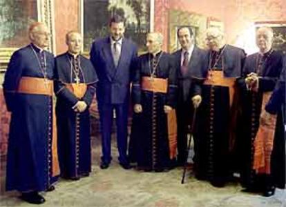 El vicepresidente Mariano Rajoy y el presidente de Castilla La Mancha, José Bono, acompañaron al arzobispo de Toledo (segundo por la izquierda) durante su nombramiento como cardenal.