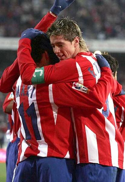 Fernando Torres abraza a Maxi tras marcar éste el primer gol del Atlético en el partido contra el Deportivo en el Calderón.