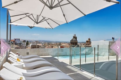 Aunque con lógicas restricciones de aforo que limitarán el baño, como mucho, a una media docena de personas de forma simultánea, la piscina del Hotel Five Senses en Granada ofrecerá ya desde el próximo 1 de julio el aroma a jazmín de la ciudad y la vista de la imponente Sierra Nevada nazarí.
Precio: desde 70 euros por noche.