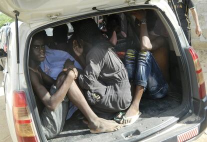 Estudiantes de la Universidad de Garissa, al noroeste de Kenia, se refugian en una furgoneta después de que el centro fuera asaltado por la secta islamista Al Shabab. Al menos hay 15 muertos y decenas de heridos, y unos 500 estudiantes desaparecidos. Al Shabab ha confirmado que retiene a un número indeterminado de "cristianos vivos", mientras que ha liberado a los musulmanes.