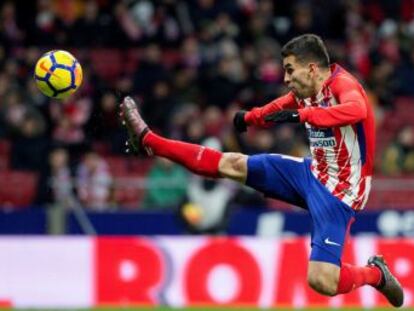 Un espectacular zapatazo del argentino desde fuera del área consolida al equipo de Simeone en la segunda plaza, a nueve puntos del Barça