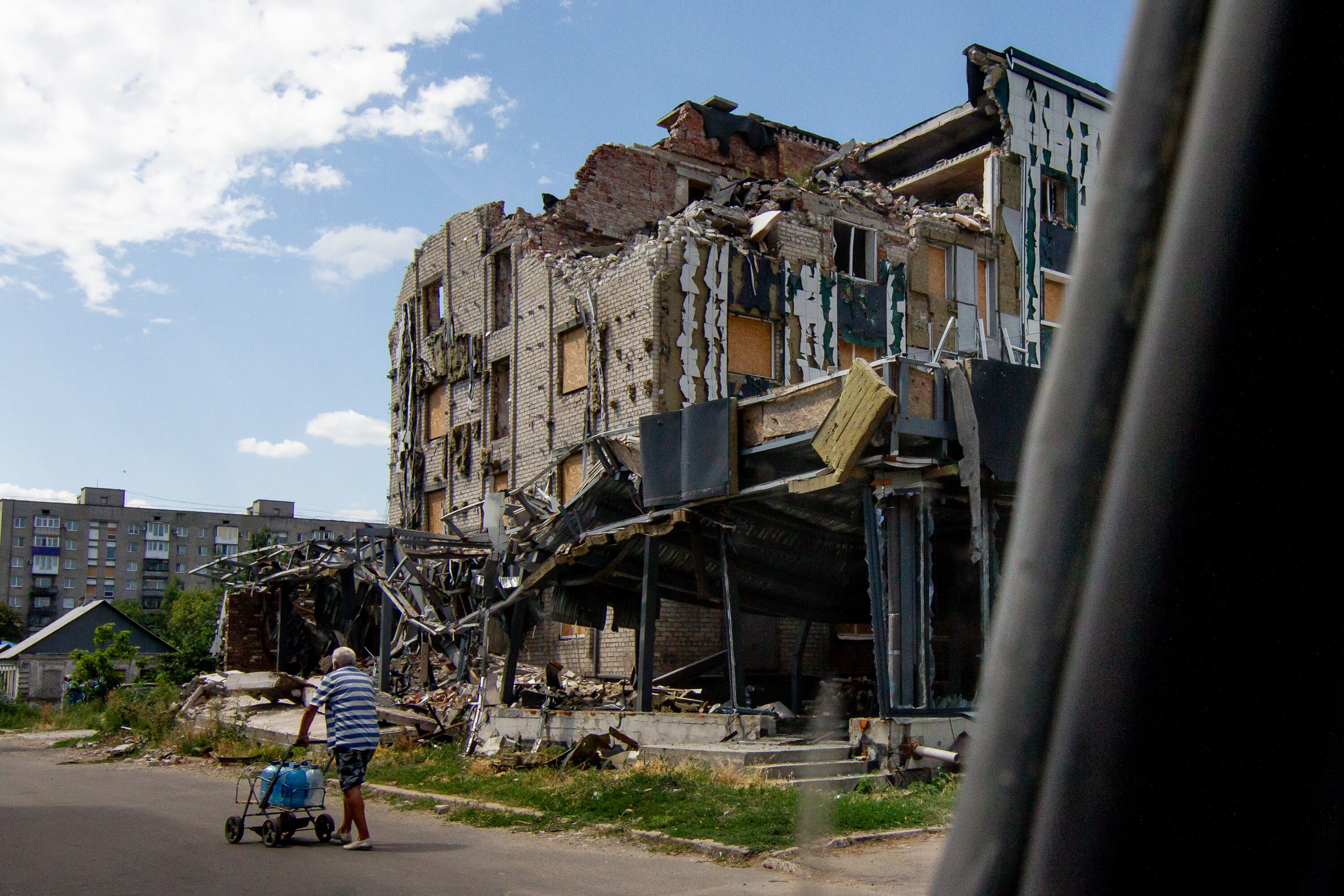 Restos do antigo hotel Druzhba em Pokrovsk, que em agosto de 2023 foi atingido por dois mísseis, esta segunda-feira.