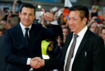 Peter Lim, acompañado por el presidente Amadeo Salvo.