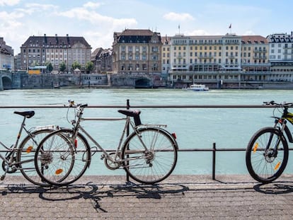 Bicicletas aparcadas en Basiela, en Suiza.