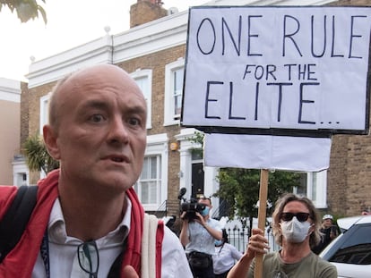 Protesta a la llegada de Dominic Cummings a su vivienda de Londres, el lunes.