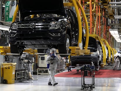 Un trabajador utiliza equipo de protección contra el coronavirus en la línea de montaje de la planta de Volkswagen en Pacheco, a las afueras de Buenos Aires, el 29 de mayo pasado.