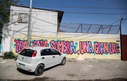 Durante los casi tres kilómetros de camino son frecuentes los murales que aluden al corte de suministro eléctrico que ha sufrido la Cañada Real desde hace dos años. Más adelante, entre los postes de la luz cuelgan los restos de una instalación reivindicativa en la que se lee “Seguimos a oscuras".