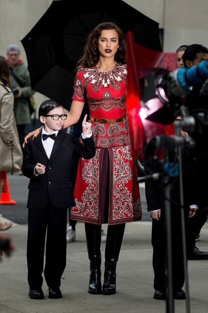 Una sesión para la que también ha contado con dos niños, encantados de posar junto a la modelo.