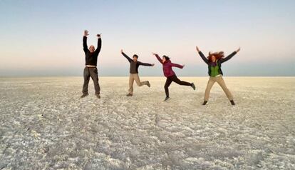 Jugando al trampantojo en el salar de Makgadikgadi, en Botsuana.